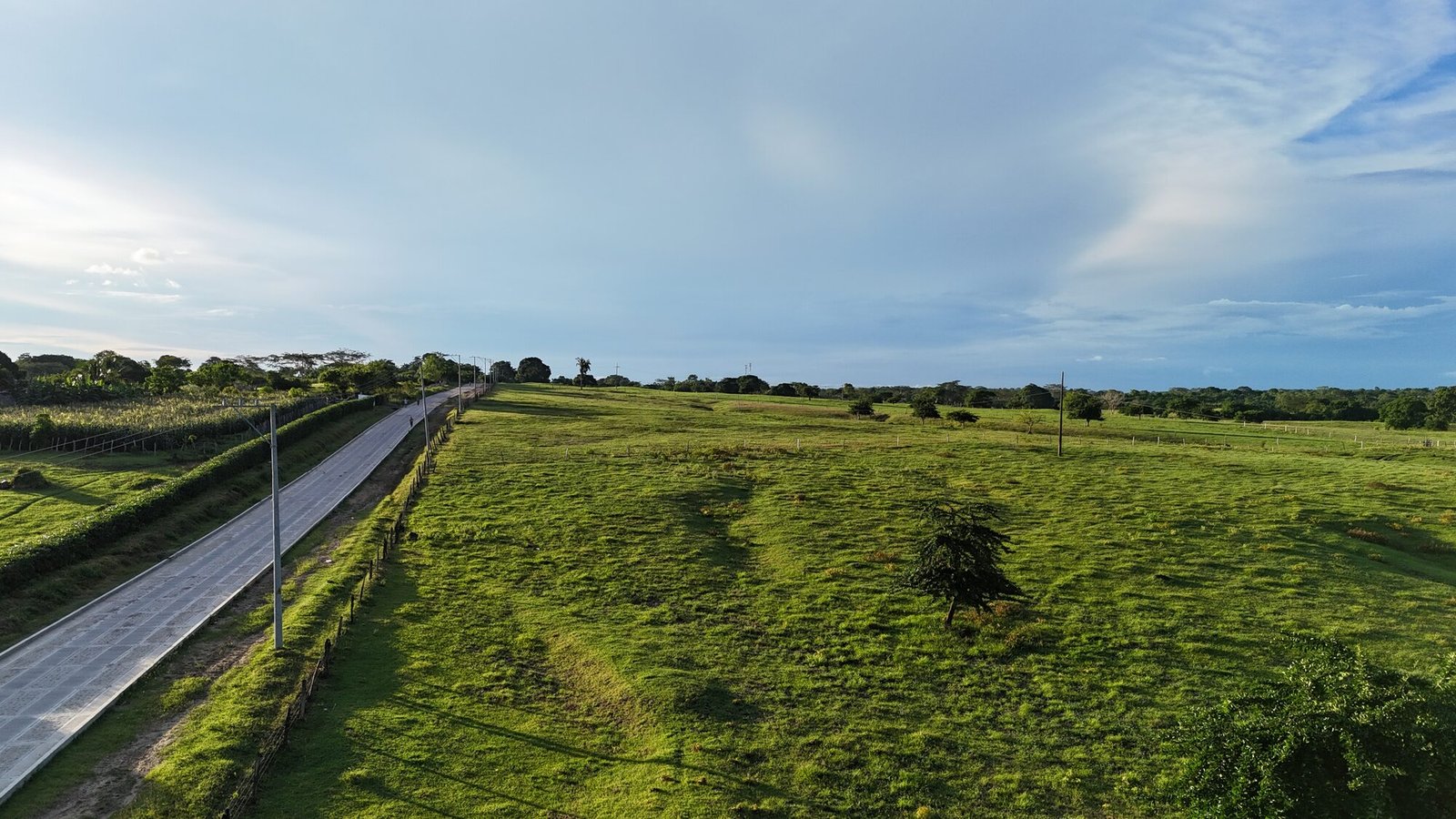 Territorio rural con infraestructura eléctrica en Colombia
