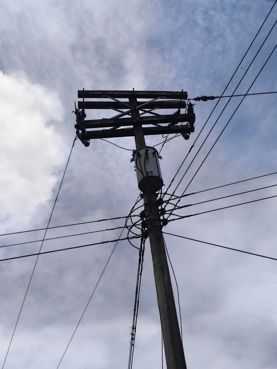Poste con línea trifásica de baja tensión y bifásica de media tensión