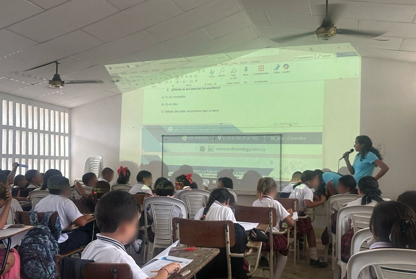 Niñas y niños de una escuela rural responden un test de Mentes Prodigiosas proyectado en clase