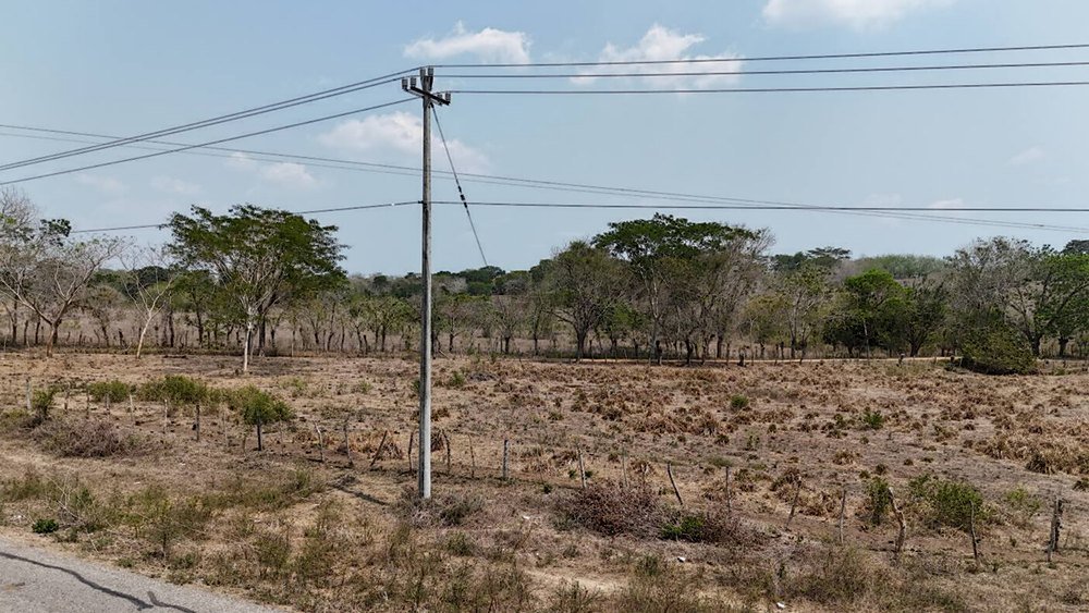 Predio rural plano con línea trifásica de media tensión y vía de acceso