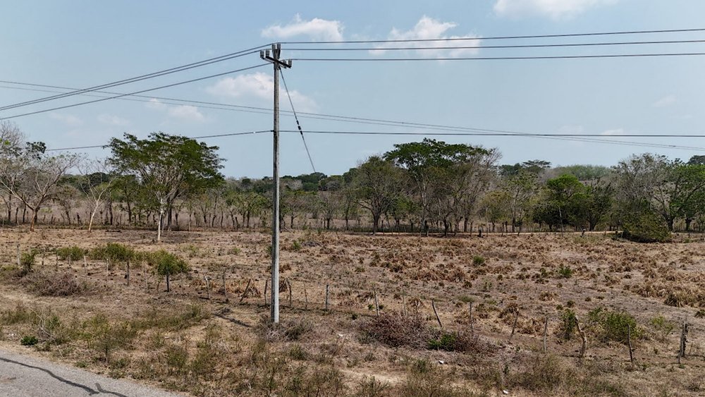 Predio plano con línea eléctrica cercana
