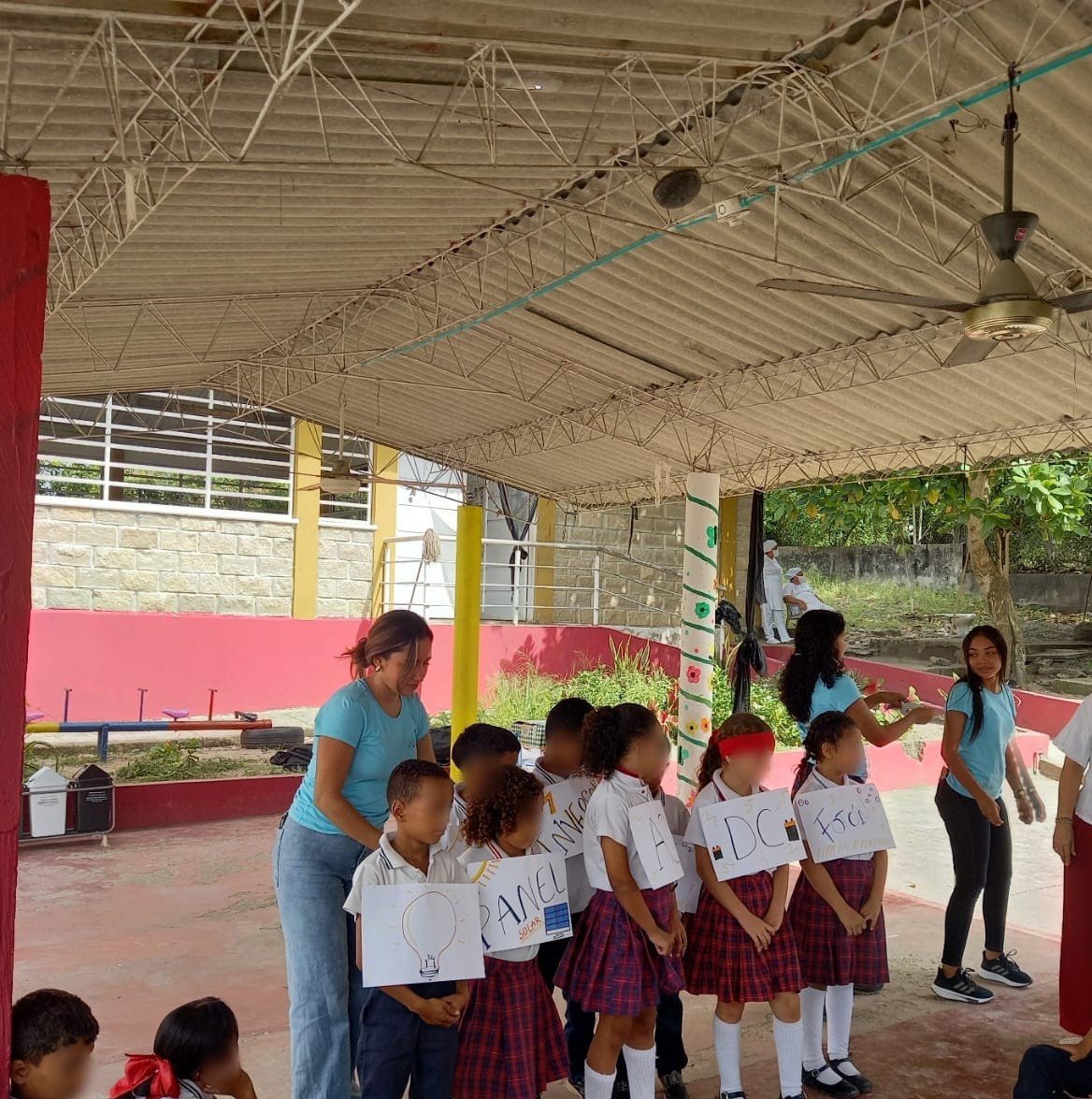 Actividad de Mentes Prodigiosas con niñas y niños