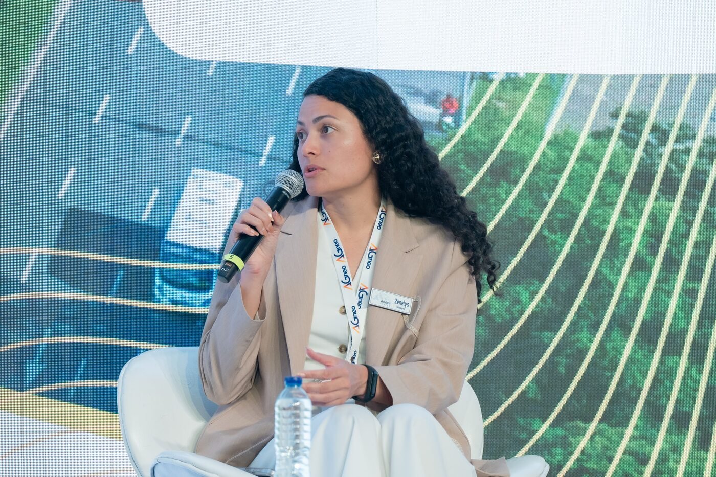 Zenelys Velásquez, fundadora de Andes Energy, en un panel sobre energía